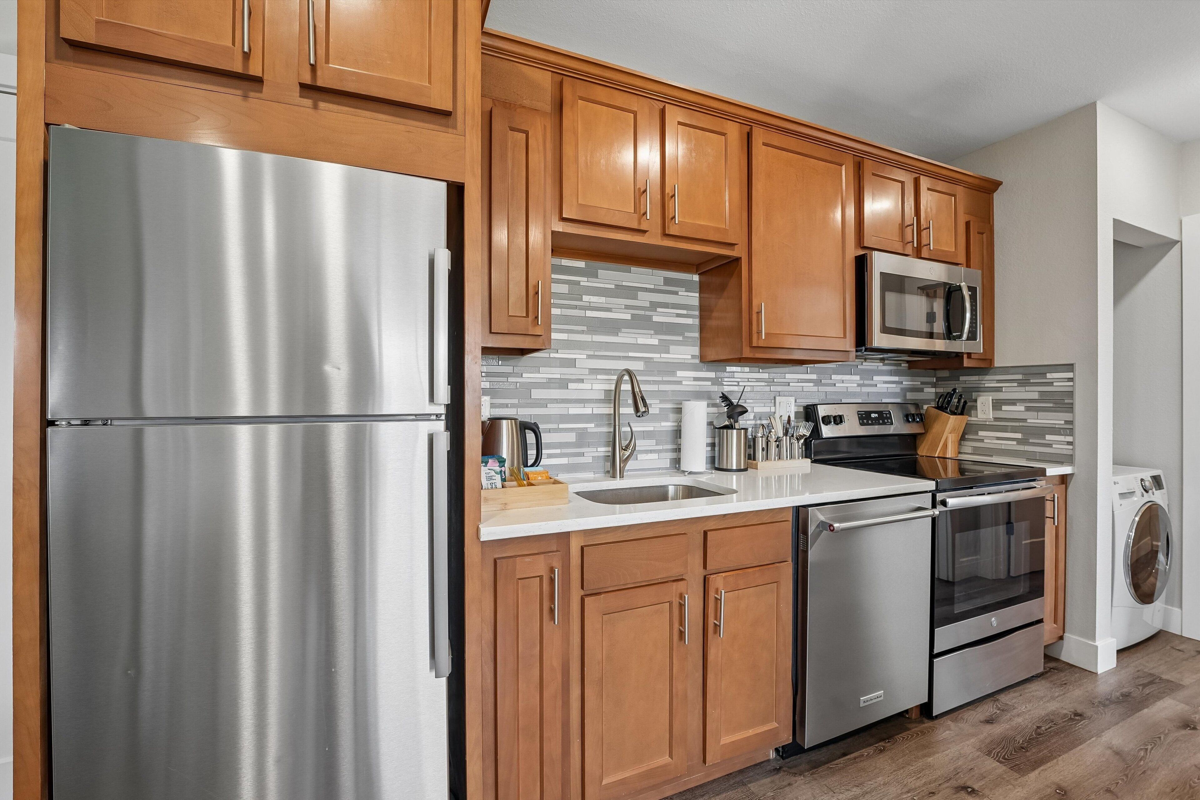 Two Bedroom, Queen Beds (Self Check-in) | Private kitchen | Fridge, microwave, oven, stovetop