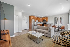 One Bedroom, King Bed (Self Check-in) | Aire de séjour | Téléviseur connecté de 42 po avec télévision numérique