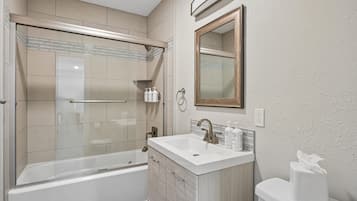 Queen Studio (Self Check-in) | Bathroom