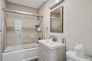 Queen Studio (Self Check-in) | Salle de bain | Séchoir à cheveux, serviettes fournies, shampooing, papier de toilette