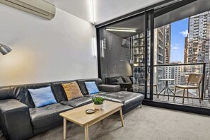 TV, offices - Central 2 Bed Apartment Near Melbourne CBD (Melbourne)