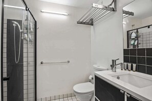Shower, hair dryer, towels, shampoo - Central 2 Bed Apartment Near Melbourne CBD (Melbourne)