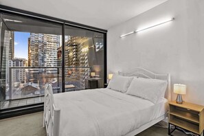 2 bedrooms, desk, iron/ironing board, WiFi - Central 2 Bed Apartment Near Melbourne CBD (Melbourne)