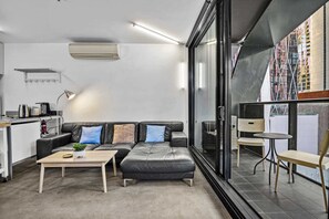 TV, offices - Central 2 Bed Apartment Near Melbourne CBD (Melbourne)