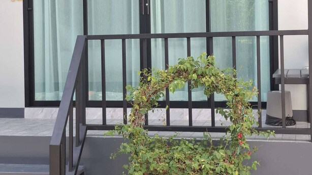 A balcony with a potted plant arrangement. - Room-charming Ao Nang Guest Room 6 Bedro (Krabi)