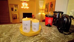 Eine Küchenzeile mit Kaffeemaschine, Toaster und Mixer auf der Arbeitsfläche.