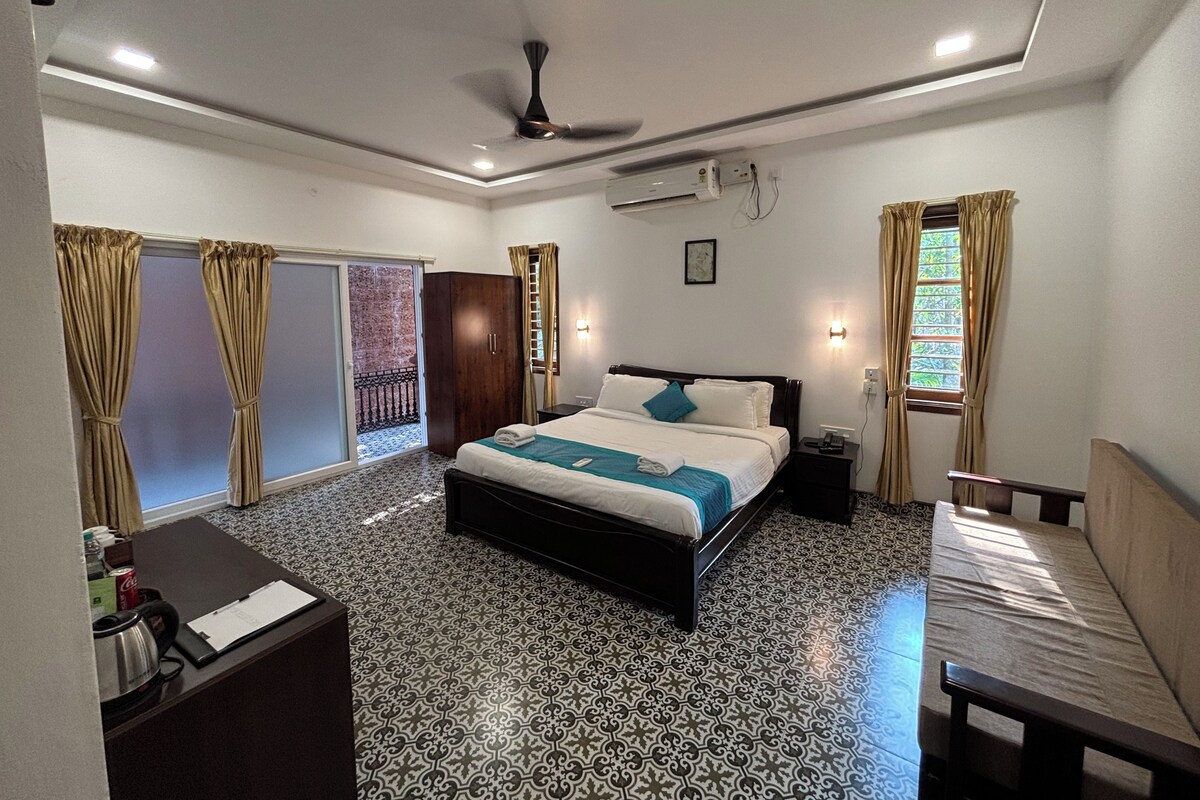 Luxury Suite, Non Smoking, Pool View | Premium bedding, minibar, in-room safe, laptop workspace