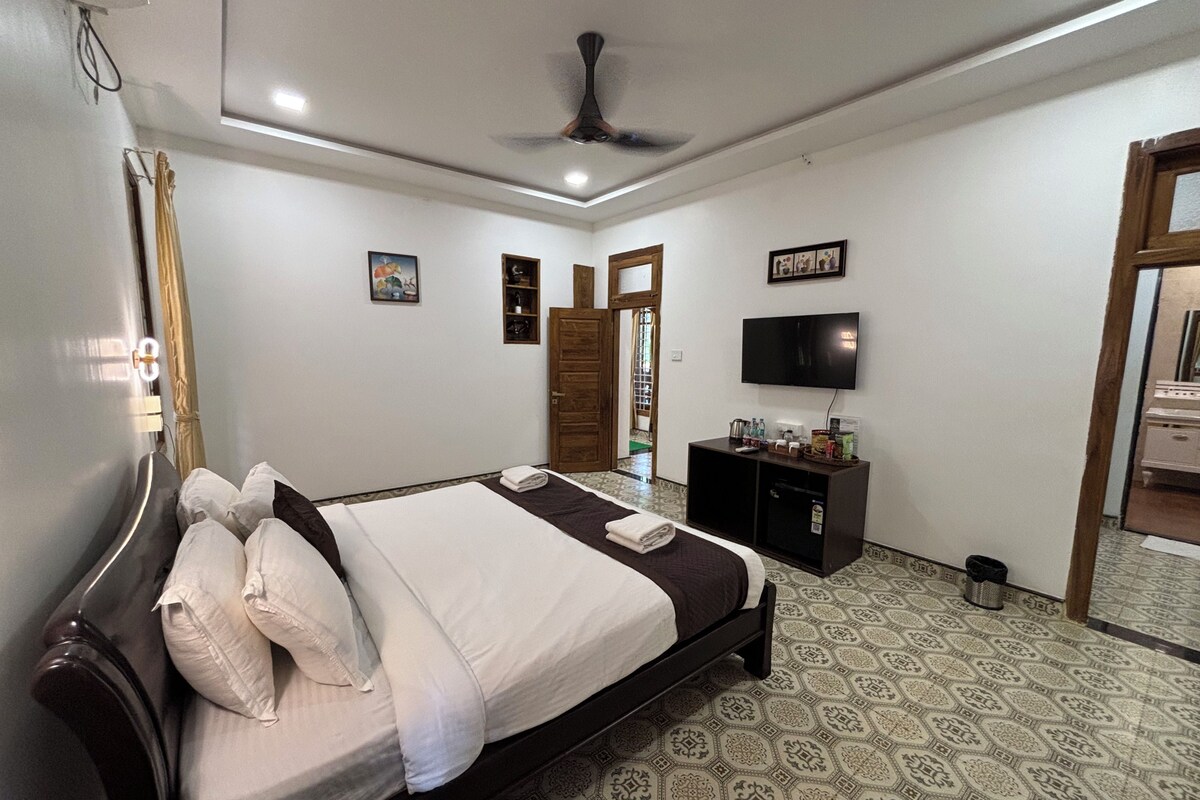 Luxury Suite, Non Smoking, Pool View | Premium bedding, minibar, in-room safe, laptop workspace