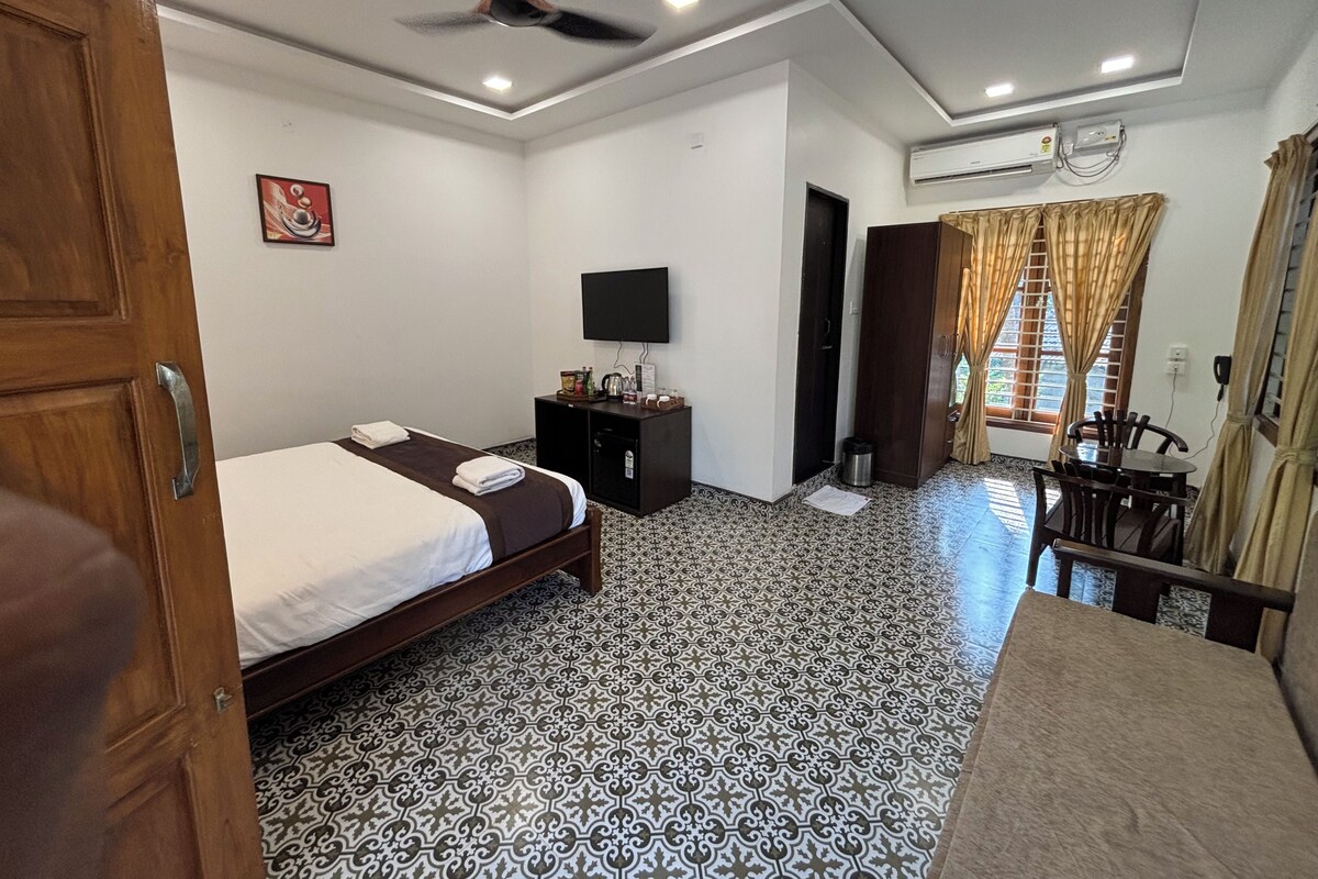 Luxury Suite, Non Smoking, Pool View | Premium bedding, minibar, in-room safe, laptop workspace