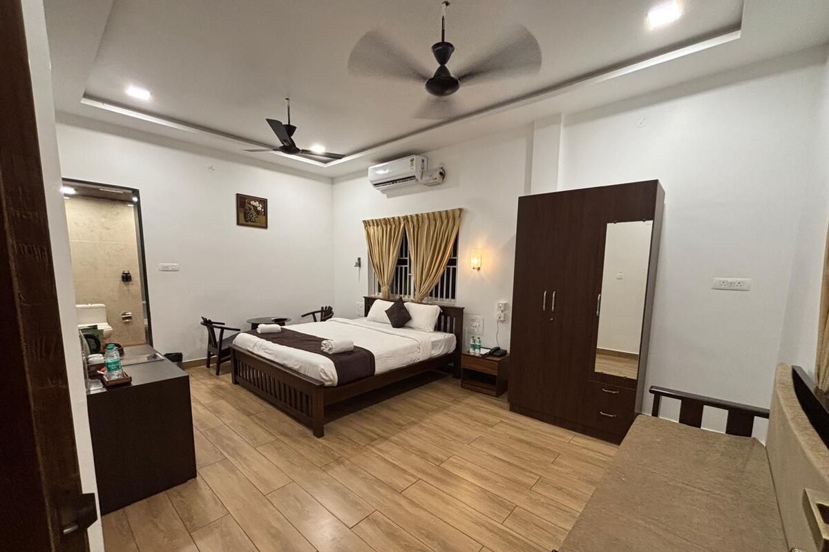 Premium Room | Premium bedding, minibar, in-room safe, laptop workspace