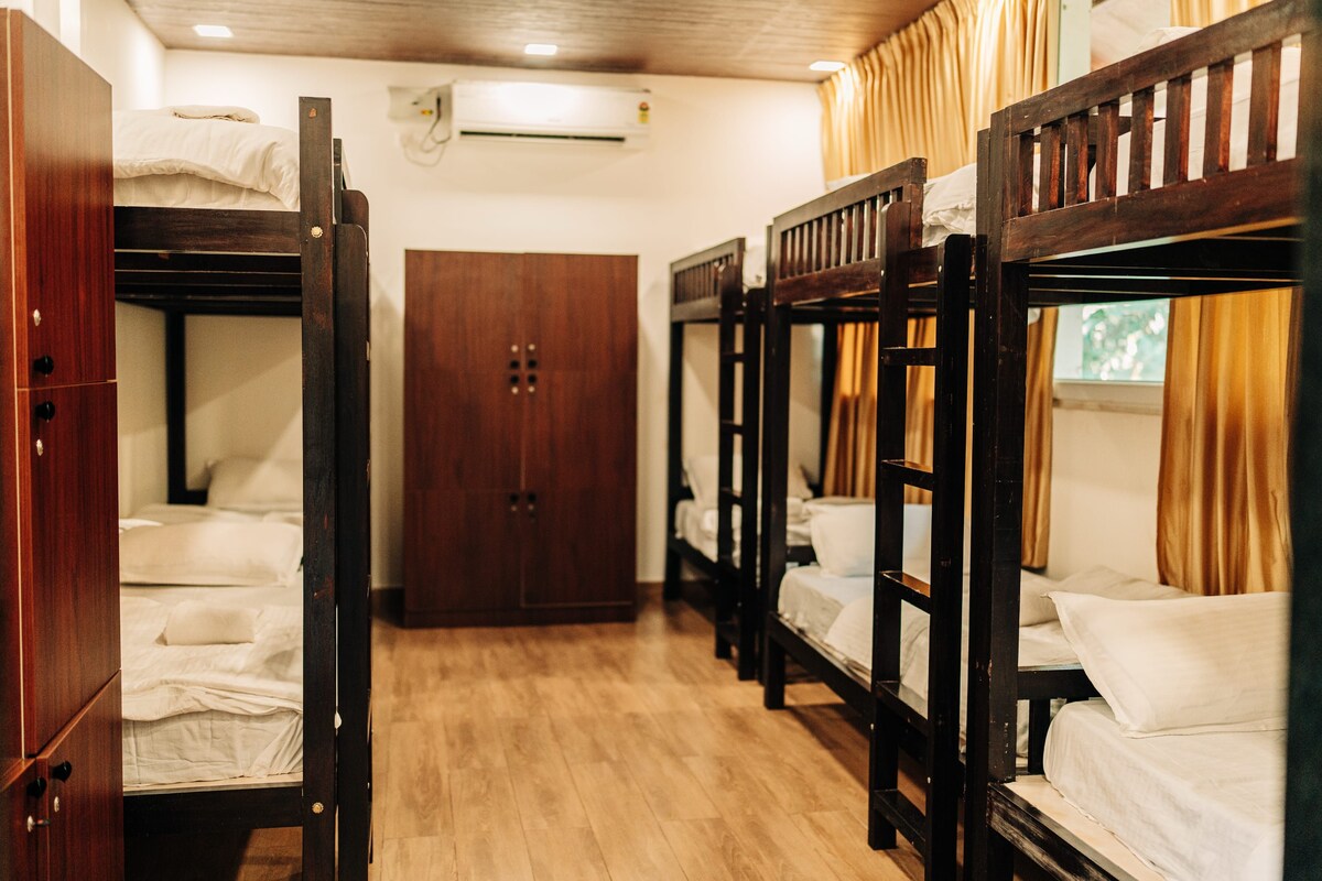 Shared Dormitory, Mixed Dorm, Non Smoking, Air conditioning | Premium bedding, minibar, in-room safe, laptop workspace