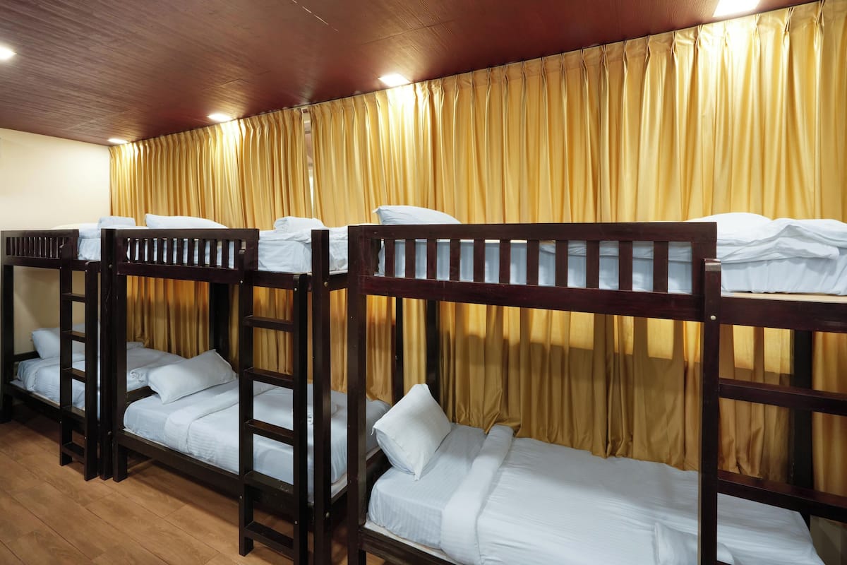 ห้องคอมฟอร์ทพักรวม | ตู้นิรภัยในห้องพัก, พื้นที่ทำงานแบบใช้แล็ปท็อป, เตารีด/โต๊ะรีดผ้า