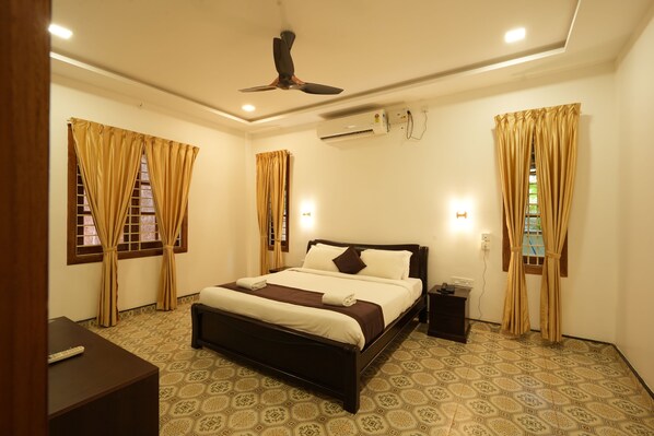 In-room safe, laptop workspace, iron/ironing board, free WiFi