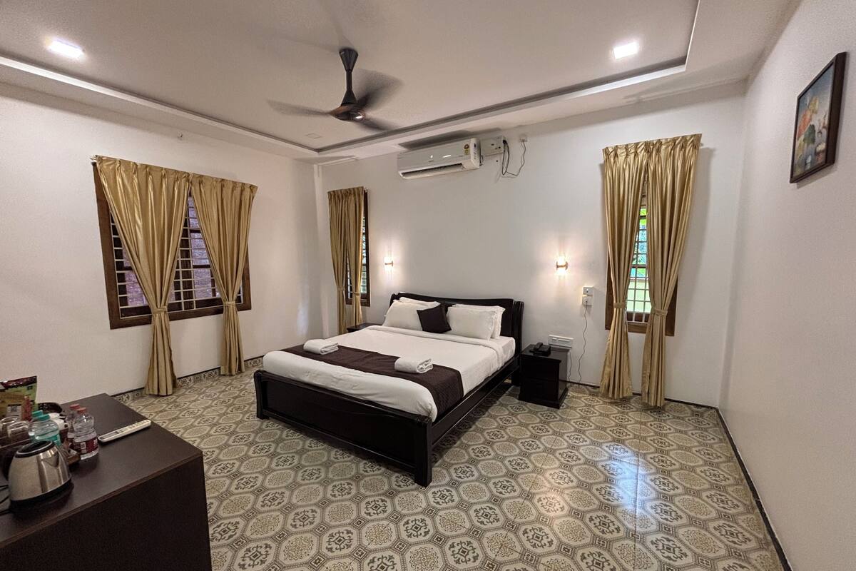 Phòng Suite Cao cấp, quang cảnh hồ bơi | Bộ đồ giường cao cấp, minibar, két bảo mật tại phòng 