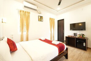 In-room safe, laptop workspace, iron/ironing board, free WiFi