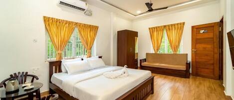 In-room safe, laptop workspace, iron/ironing board, free WiFi