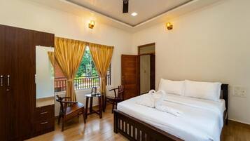 In-room safe, laptop workspace, iron/ironing board, free WiFi