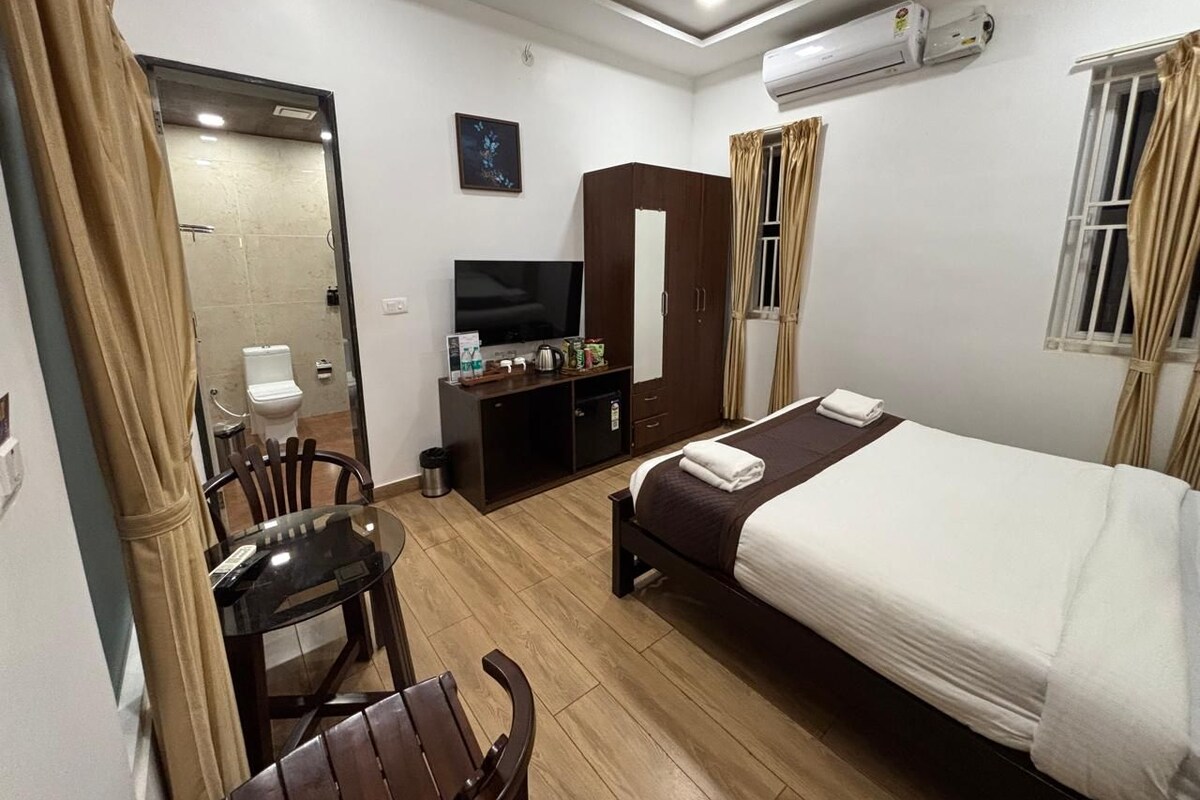 Premium Room, Non Smoking | Premium bedding, minibar, in-room safe, laptop workspace