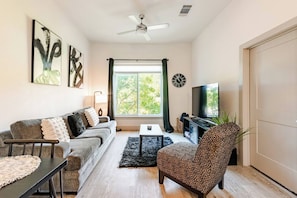 Books - Riverwalk Oasis - Pool, Free Parking & Views (San Antonio)