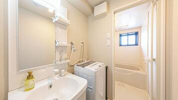 Twin Room | Bathroom