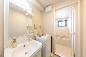 Twin Room | Bathroom | Combined shower/bathtub, free toiletries, hair dryer, slippers - SG Hotel Kinshai Hakata (Fukuoka)