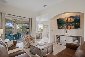 TV - SOUTH-FACING POOL, SPA, THEATER, GAMEROOM NEAR DISNEY (Haines City)