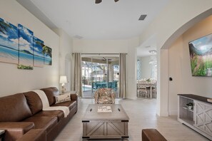 TV - SOUTH-FACING POOL, SPA, THEATER, GAMEROOM NEAR DISNEY (Haines City)