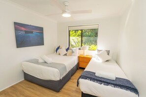 3 bedrooms, WiFi, bed sheets - Amity Treetops - beautiful coastal escape (Amity)