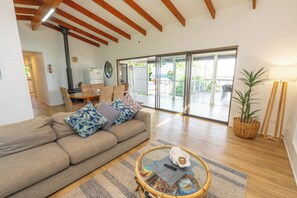 TV, fireplace - Amity Treetops - beautiful coastal escape (Amity)