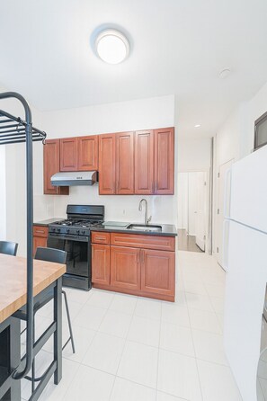 Private kitchen - 2-bdr apartment in chinatown (New York)