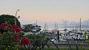 Marina - Seafront, lodge like at a friend's with daily tours of the island (Punaauia)