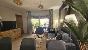 Living area - Seafront, lodge like at a friend's with daily tours of the island (Punaauia)