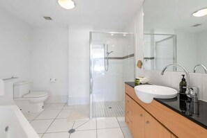 Hair dryer, towels, soap, shampoo - Belle Escapes Ships & Sips (Cairns)