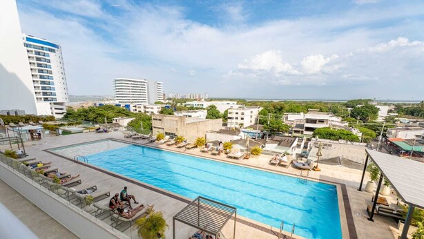 A rooftop swimming pool with lounge chairs and a view of surrounding buildings. - Azul infinite... apartasuit in beautiful Cartagena (Cartagena de Indias)