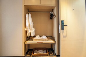 Basic Double Room | Miscellaneous - Minzu Road Yicheng Hotel (Shannan)