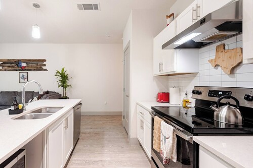 Riverwalk & Pool View Condo Pets & Free Parking