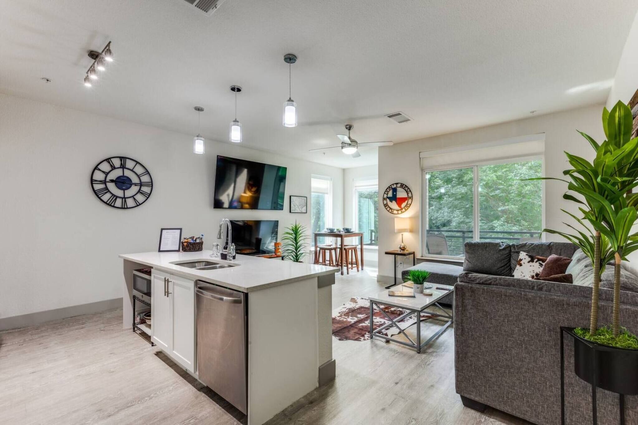 Condo, 1 Bedroom, Accessible, Smoking | Living area | Books