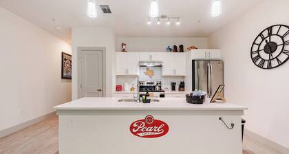 Riverwalk & Pool View Condo Pets & Free Parking