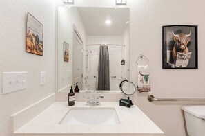 Condo, 1 phòng ngủ, phù hợp cho người khuyết tật, hút thuốc | Phòng tắm