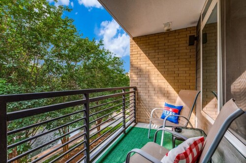 Riverwalk & Pool View Condo Pets & Free Parking