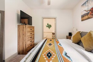 Condo, 1 Bedroom, Accessible, Smoking - Riverwalk & Pool View Condo Pets & Free Parking (San Antonio)