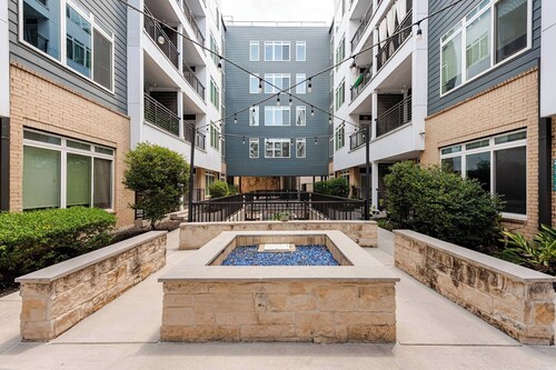 Riverwalk & Pool View Condo Pets & Free Parking