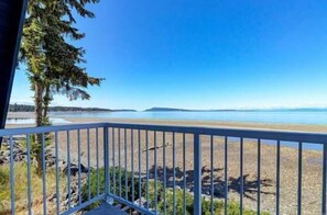 Property grounds - Seaside Pines Escape (Qualicum Beach)