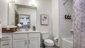 Ein Badezimmer mit Toilette, Waschbecken und Dusche.