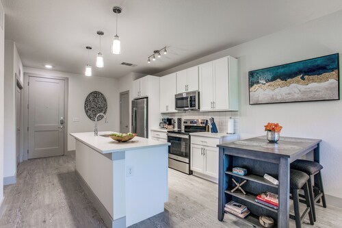Luxury Riverwalk Condo Pool, Balcony, Parking