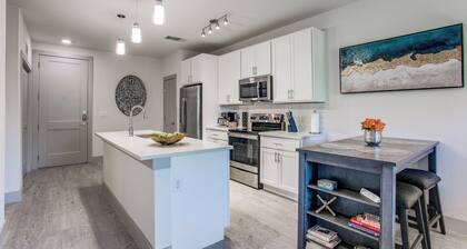 Luxury Riverwalk Condo Pool, Balcony, Parking
