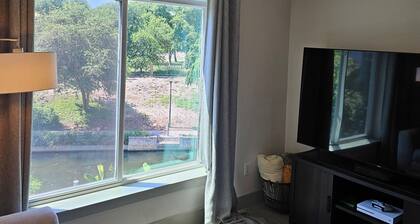 Luxury Riverwalk Condo Pool, Balcony, Parking