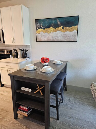 Luxury Riverwalk Condo Pool, Balcony, Parking