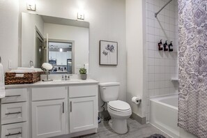 Condo, 1 phòng ngủ, hút thuốc, ban công | Phòng tắm