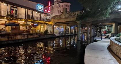 Luxury Riverwalk Condo Pool, Balcony, Parking